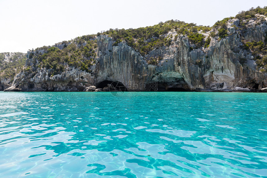 白色的假期全景撒丁岛卡拉贡尼海岸周围的岩石和洞穴图片