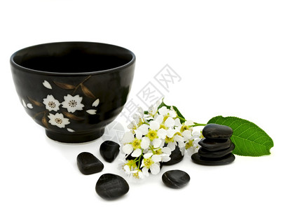 温泉边的茶碗和白本上花朵陶瓷福利关心图片