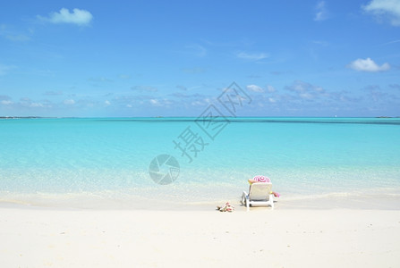 放松巴哈马大Exuma海滩上的女孩白色泳装图片