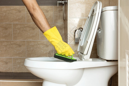 洗澡黄色橡胶手套中的人正在用塑料刷洗厕所碗用塑料刷洗现代的专业图片
