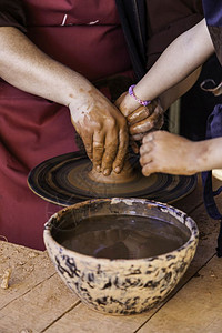 罐创造力锅西班牙的陶匠手塑造粘土工艺人术和创作细节图片