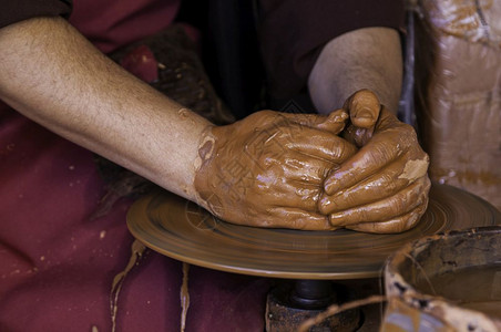 陶艺家人类水壶西班牙的陶匠手塑造粘土工艺人术和创作细节图片