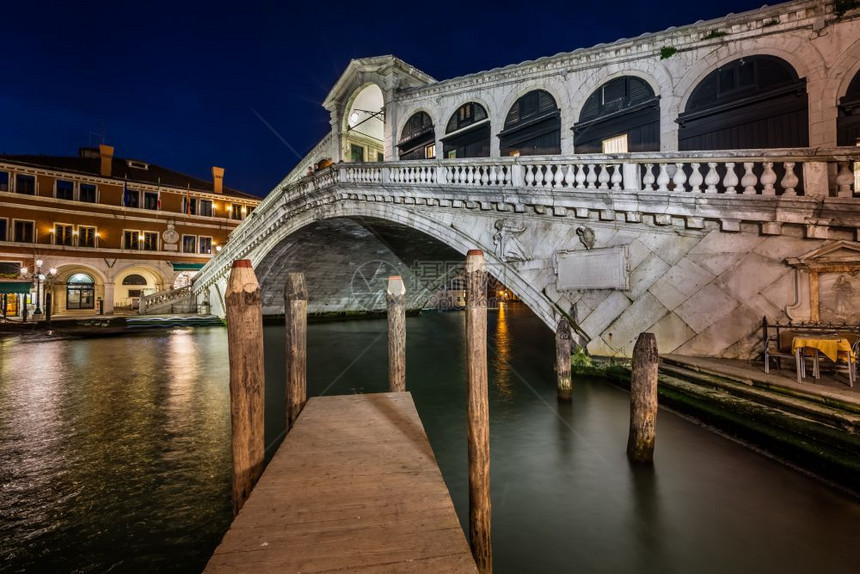建造灯里亚尔托桥和大运河在意利威尼斯晚间旅行图片