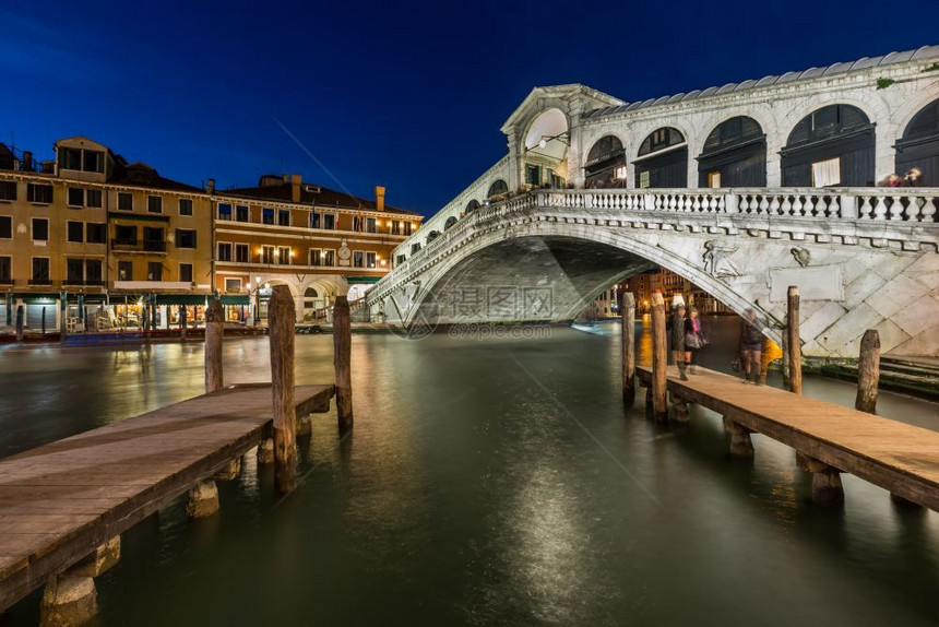游客天际线里亚尔托桥和大运河在意利威尼斯晚间渠道图片
