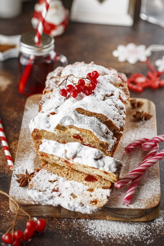 斯托伦是坚果香料干或罐头水的面包涂有糖粉和这是圣诞季节新年预烘烤时吃的传统德国面包涂层来临美味的图片