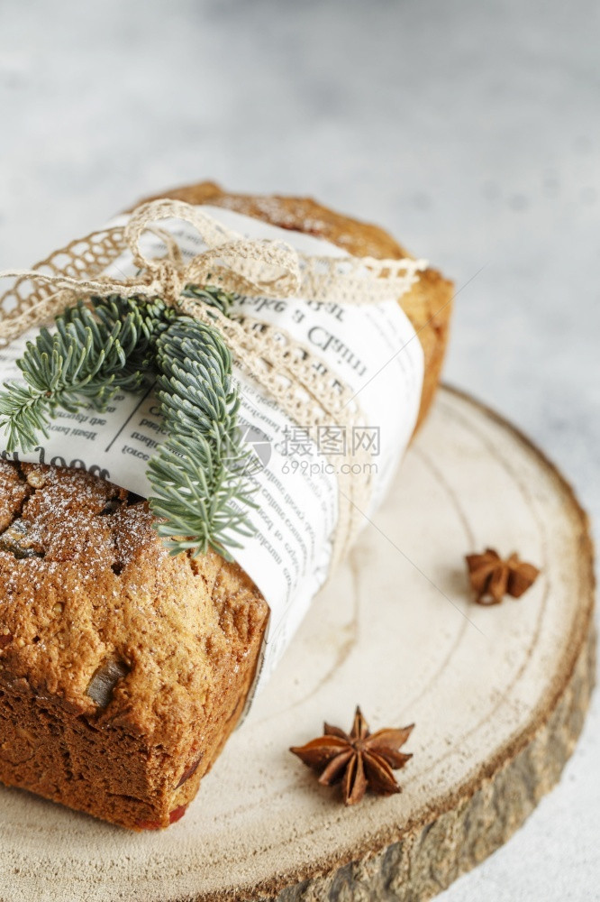 斯托伦是坚果香料干或罐头水的面包涂有糖粉和这是圣诞季节新年预烘烤时吃的传统德国面包自制杏仁食物图片
