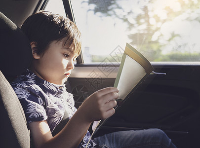 坐在车里看书的孩子图片