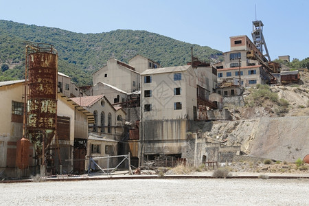 在萨丁尼亚古斯皮蒙特韦奇奥的一座废弃矿山旧建筑技术撒丁岛螺栓图片
