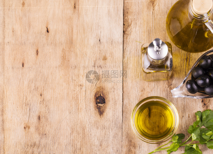 维尔京橄榄油和健康的油瓶子和杯旧木板餐桌上有面食美的香概念健康饮食自然乡村节食图片