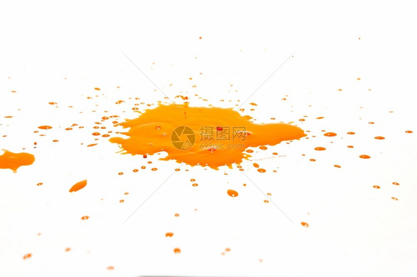 酒精橙色水滴喷洒在白背景上喝单身的图片