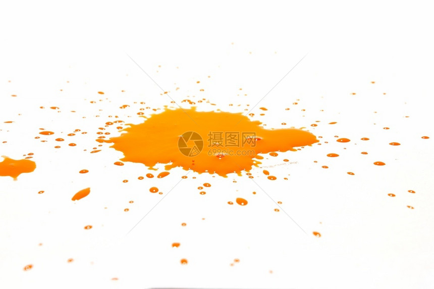 橙色水滴喷洒在白背景上动机酒精降低图片