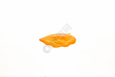 自然降低橙色水滴喷洒在白背景上抽象的图片