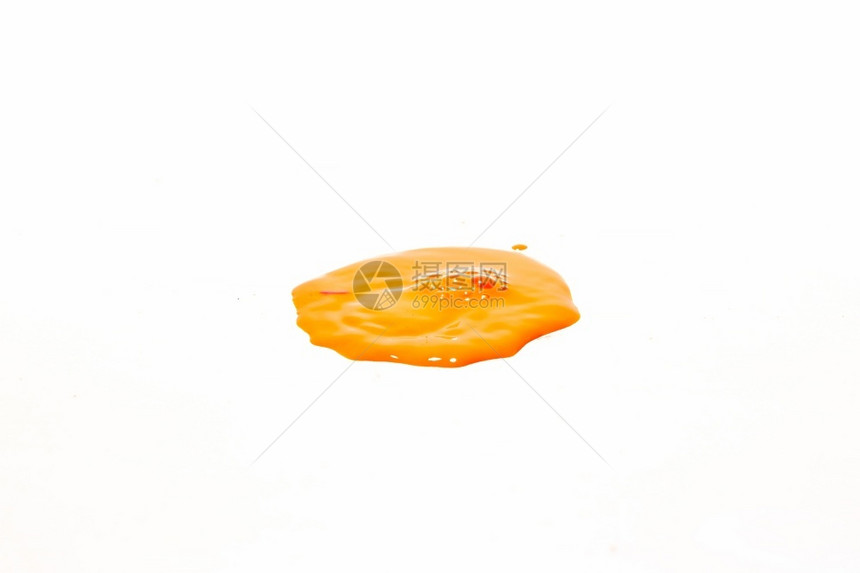 微距摄影打扫橙色水滴喷洒在白背景上喝图片