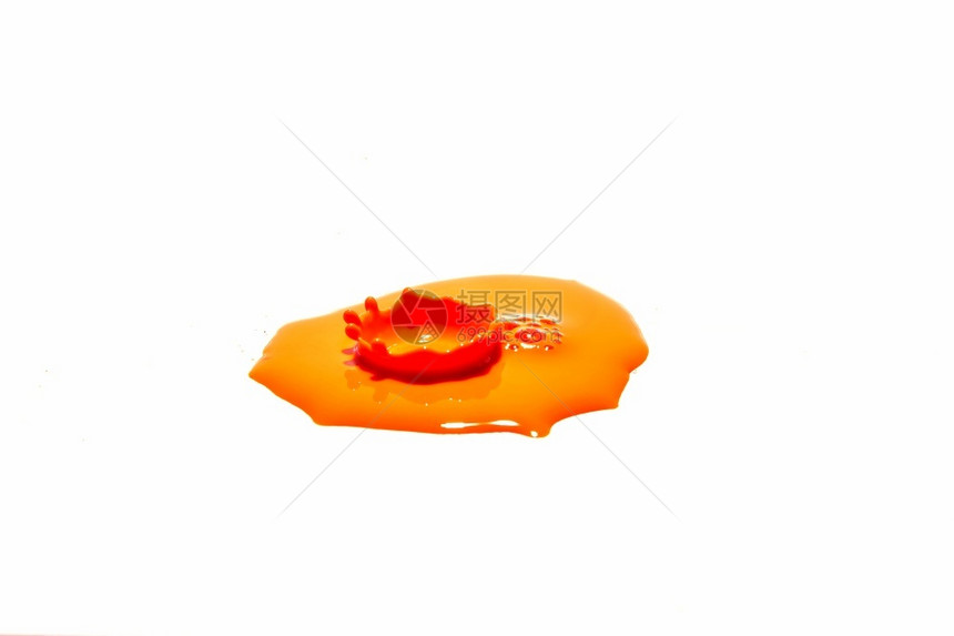 橙色水滴喷洒在白背景上照片复制金子图片