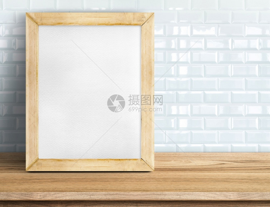 木制的白瓷墙上热带木制桌边空黑板Template模型添加设计将空间留到添加更多文字的框架之外嘲笑展示图片