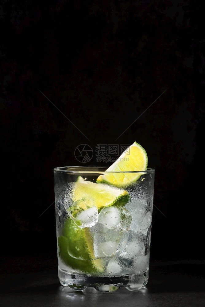 透明混合在黑桌边杯柠檬汁夏季饮料喝自制柠檬汁加和冰立方石清爽图片