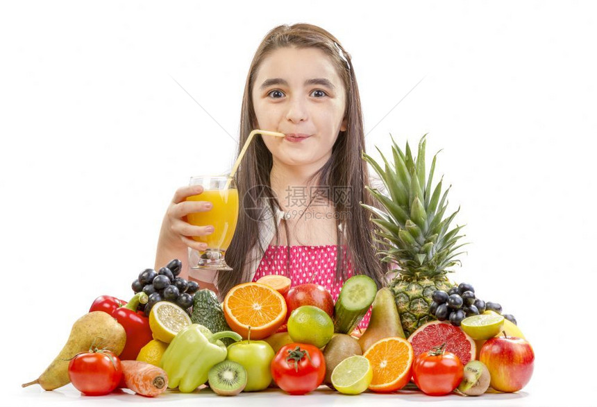 颜色带水果的小女孩带着水果的快乐女孩桌子上摆着水果套餐有条纹的快乐女孩猕猴桃酸橙图片