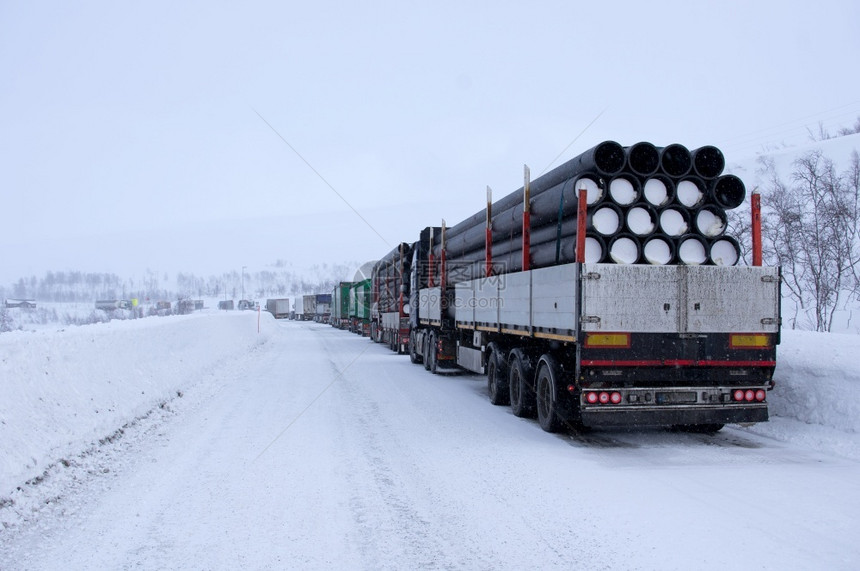 货运日落交通阴天北极公路上的卡车大雪挪威一条美丽的道路物流理念图片
