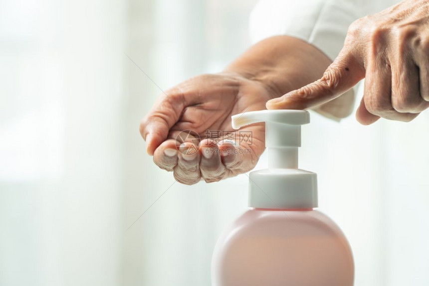 杀Covid19Corona手清洗概念高级手施用酒精凝胶或抗细菌肥皂以清洁和除细菌和降低白种人图片