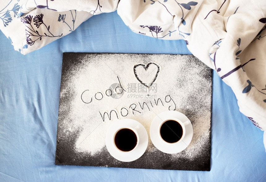 晒干新鲜寝具早安铭文面粉在板上情人节阳光明媚的早晨安铭文面粉在板上情人节阳光明媚的早晨图片