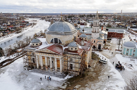 波里斯和格莱布修道院的上观与教堂在古代俄罗斯城镇托尔祖克冬季基督冰图片