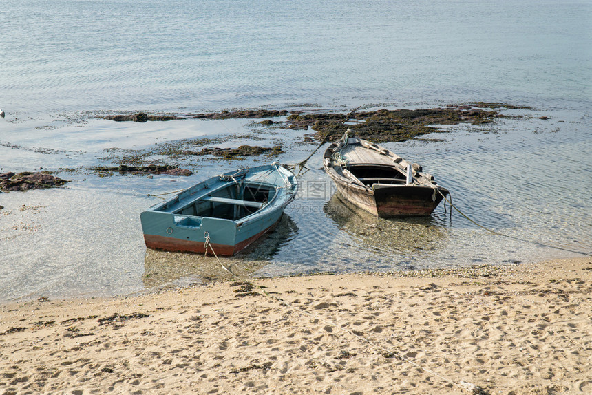 蛤户外夏天海滩上叫Chalana的小型木船是西班牙加利亚RiasBaixas的典型小船图片