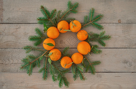 自然有趣的橙子圣诞花圈和木枝的圣诞花圈平板替代装饰品思想或明信片最佳图片
