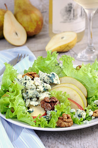 浅生菜沙拉配有梨片果子和橄榄油的胡桃诺什蔬菜一种图片