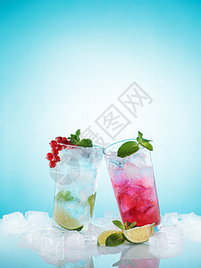 清爽带冰立方体的自制柠檬水在淡蓝色背景清冷夏季饮料复制空间上刷新酸橙浆果背景图片