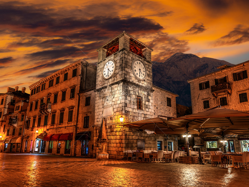 咖啡店外部的清晨在科托尔老城中央广场的时钟塔科托尔黑山时钟塔镇图片