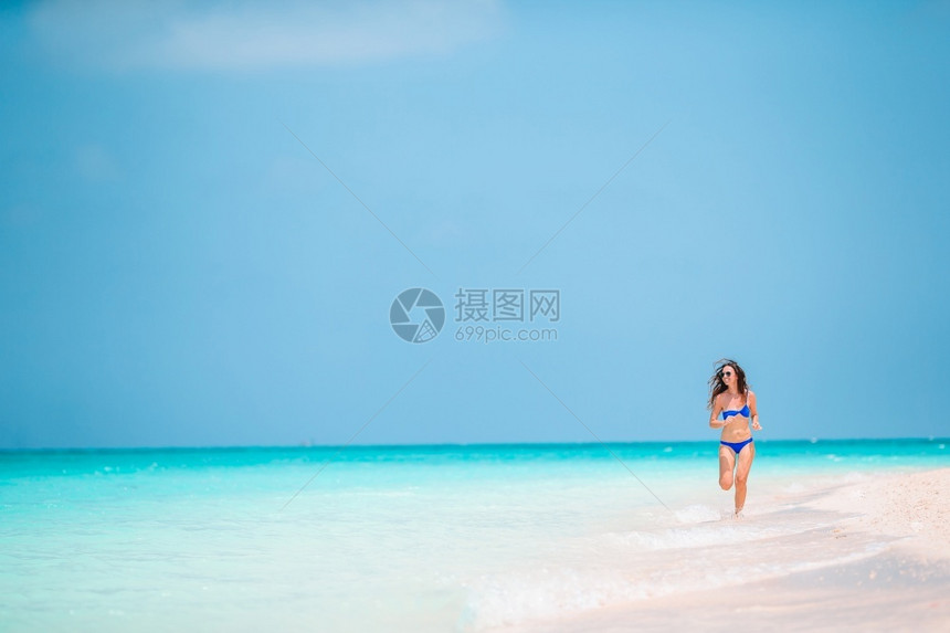 白沙滩热带海上的年轻美女图片