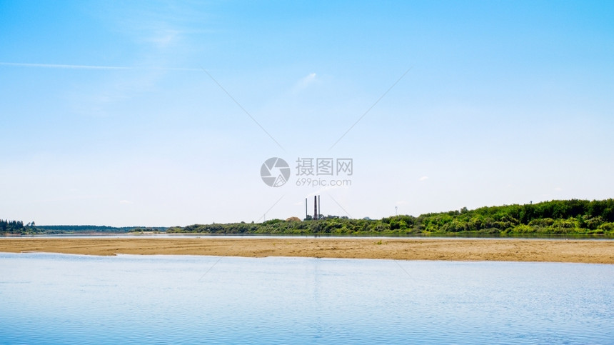 夏日蓝天下色空平静的河流云草原城市景观图片