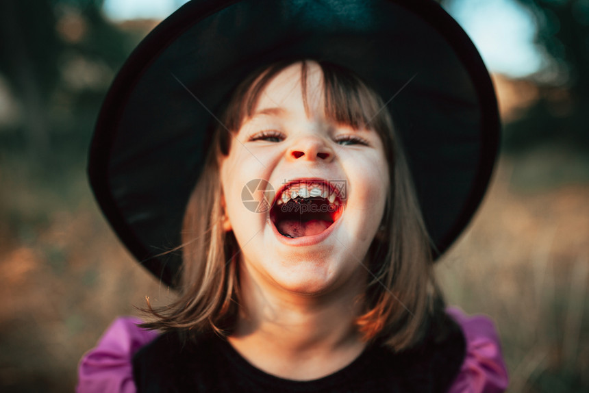 十月万圣节时在树林里装扮成的微笑孩胆怯乐趣图片
