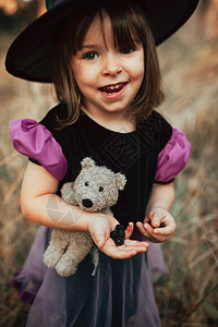 魔术师假期万圣节时在树林里装扮成的微笑孩紫色图片