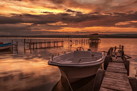 海岸湖边的宁静和在木头码上乘船灯木制的图片