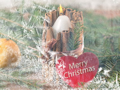 烧伤新年配额卡用烧着蜡烛和雪覆盖玻璃的树枝印制新年香卡肉桂假期图片