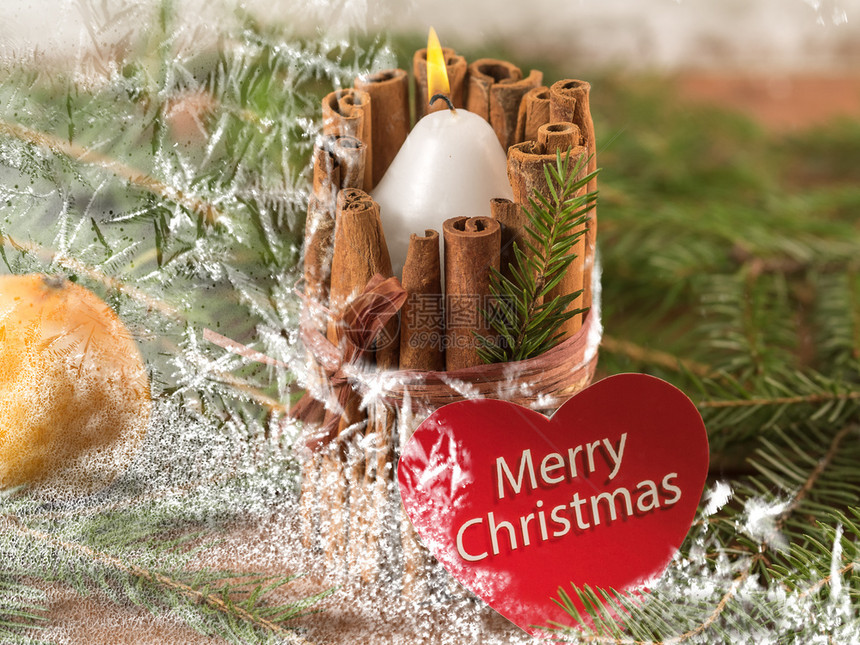 圣诞节新年配额卡用烧着蜡烛和雪覆盖玻璃的树枝印制新年香卡松树庆典图片