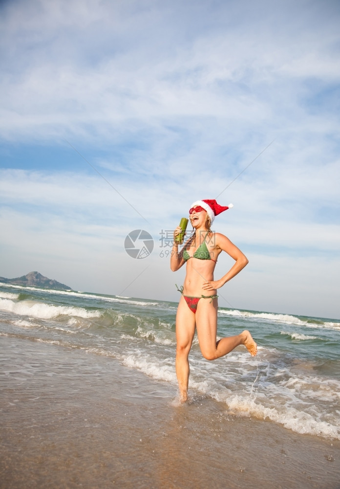 有趣的在海滩上跳舞的奇丽丝蒂玛斯水年轻的季节图片