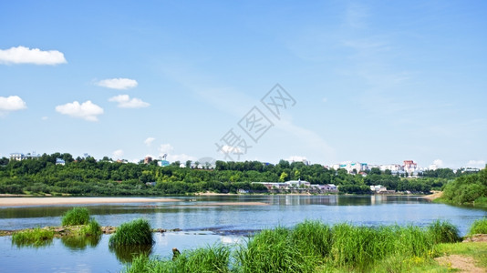 照片夏日蓝天下平静的河流蓝色城市图片