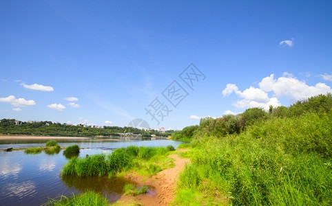 树城市夏日蓝天下平静的河流俄罗斯图片