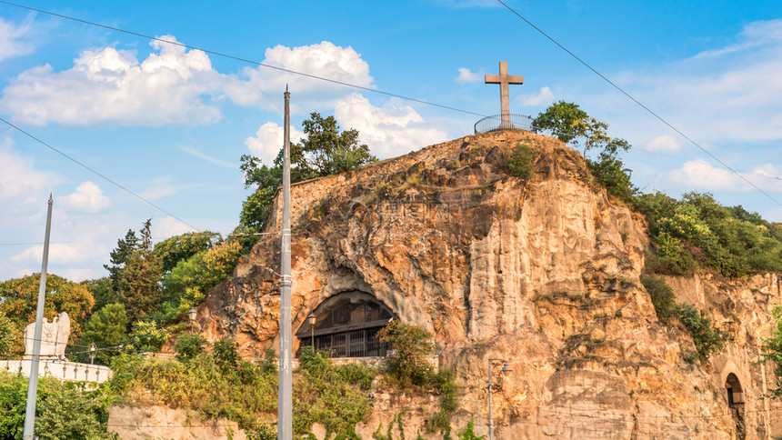 Gellert山洞穴中的Paulins修道院布达佩斯的Paulins修道院岩石外部的盖勒特图片