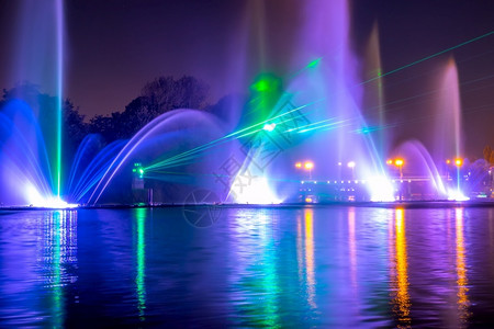 盛夏夜的彩色喷泉和激光展示有色不老泉公园假期丰富多彩的图片