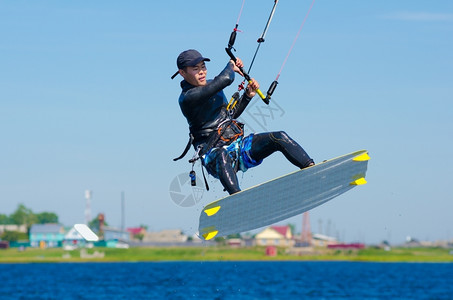 溅请享用在阳光明媚的夏日一只亚洲风筝渡在水上跳跃移动图片