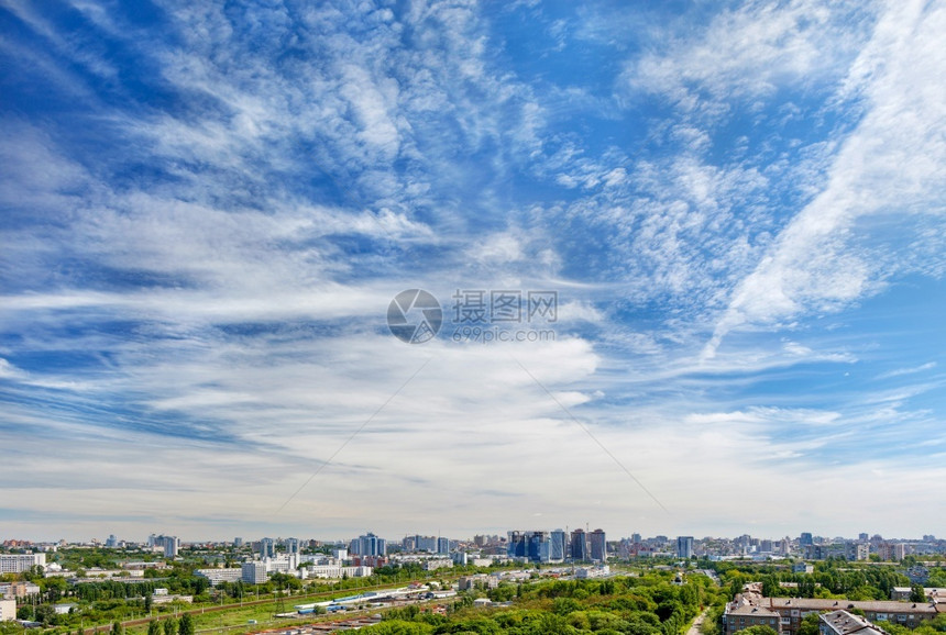 一种在乌克兰基辅的美丽蓝天下城市摩大厦的日间观光乌克兰城市全景天空在高美丽的蓝色天空下有浅白卷云夜空与城市摩天大厦摄影际线图片