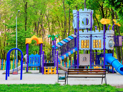 晴天城市夏日公园内有各种景点和运动器材的美丽儿童乐园多彩游场郁葱枫图片