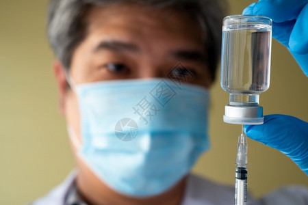 戴口罩注射疫苗的男医生图片