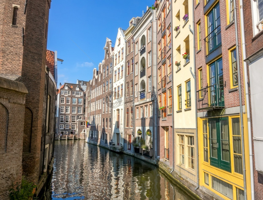 典型的窗户荷兰阳光日阿姆斯特丹运河荷兰传统住宅在太阳日由阿姆斯特丹运河大楼水下建造的荷兰桑尼日城市景观图片
