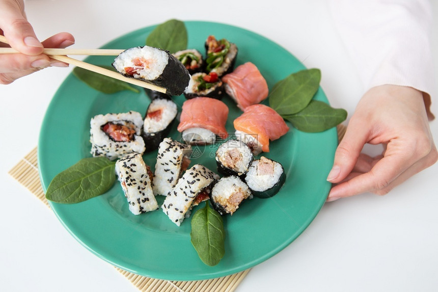 美食海餐各种卷寿司费城鲑鱼米饭沙拉美味健康的食物餐沙拉美味健康的食物东图片