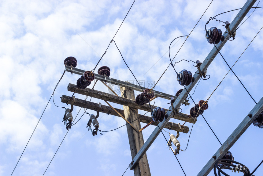 变压器电线杆与高连接对着明蓝的天空供应变电站图片