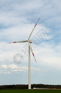 可持续的蓝色前面有备用转子刀的替代能源风力涡轮机旋转图片